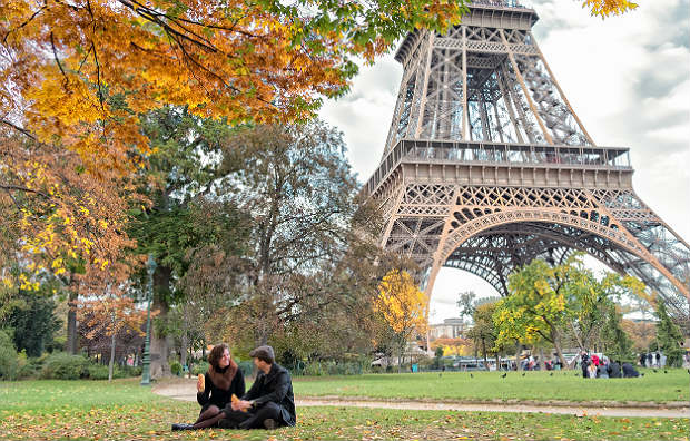 Allianz - Couple at Eiffel Tower